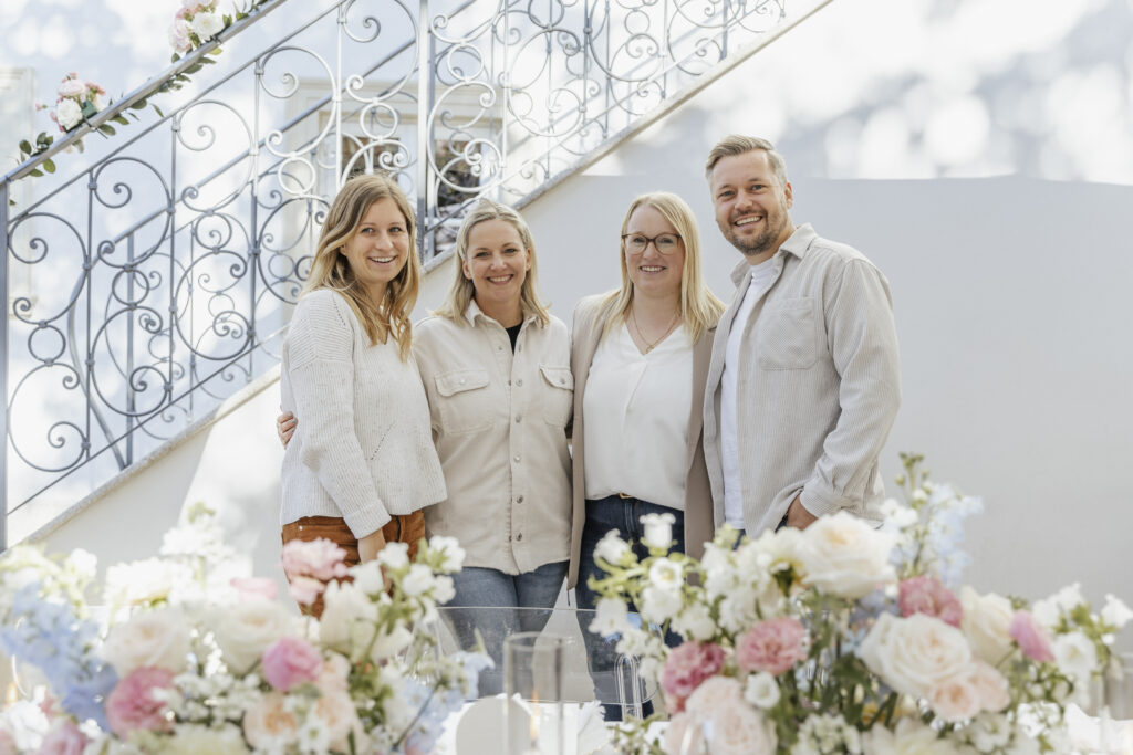 Hochzeitsplanerin Sophia von Aspern mit weiteren Dienstleistern hinter dem Tablesetting