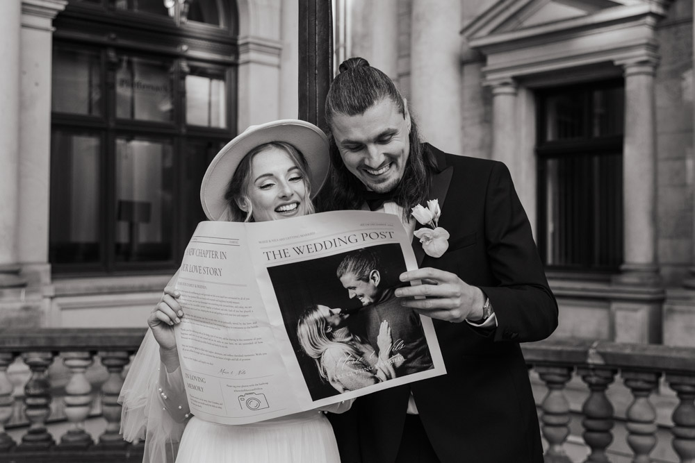 Braut und Bräutigam schauen sich gemeinsam Hochzeitspost an, Planung: von Aspern Weddings, Lüneburg, Hamburg, Hannover
