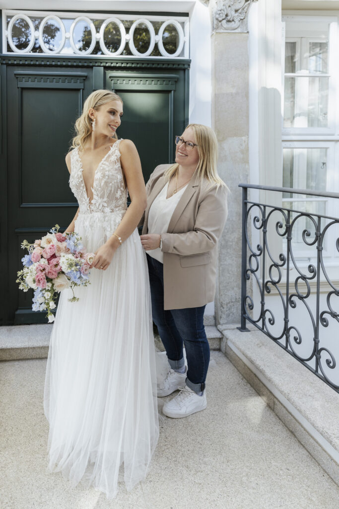 Hochzeitsplanerin Sophia von Aspern macht das Kleid der Braut zu im Wyndberghotel Lüneburg