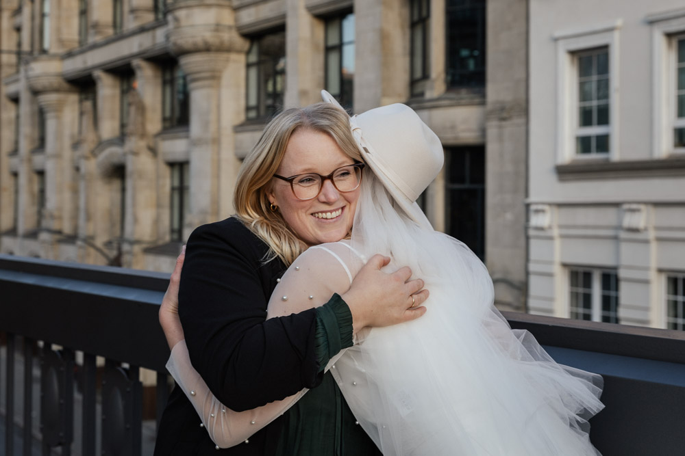 Hochzeitsplanerin Sophia von Aspern umarmt Braut in Hochzeitslocation