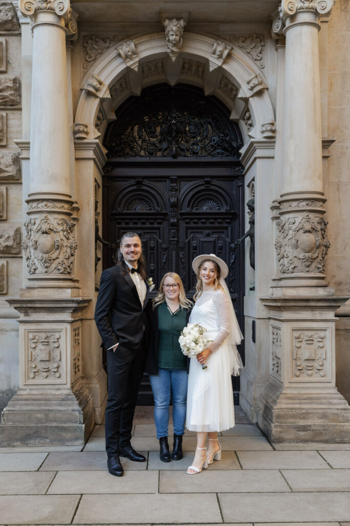 Hochzeitsplanerin Sophia von Aspern mit Brutpaar vor Tür vom Hamburger