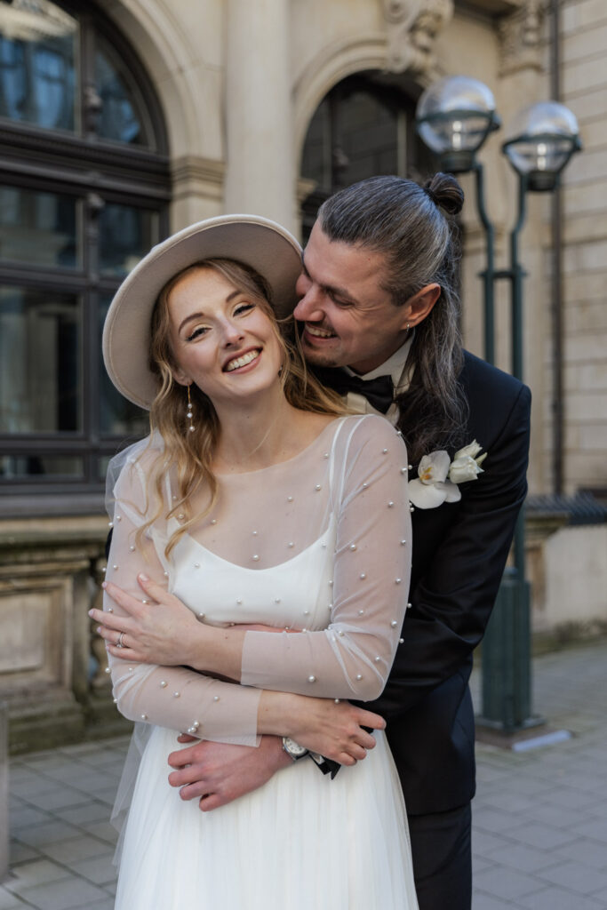 Bräutigam umarmt Braut von hinten, Hochzeitsfotos in Hamburg, Planung: Sophia von Aspern, Hochzeitsplanerin