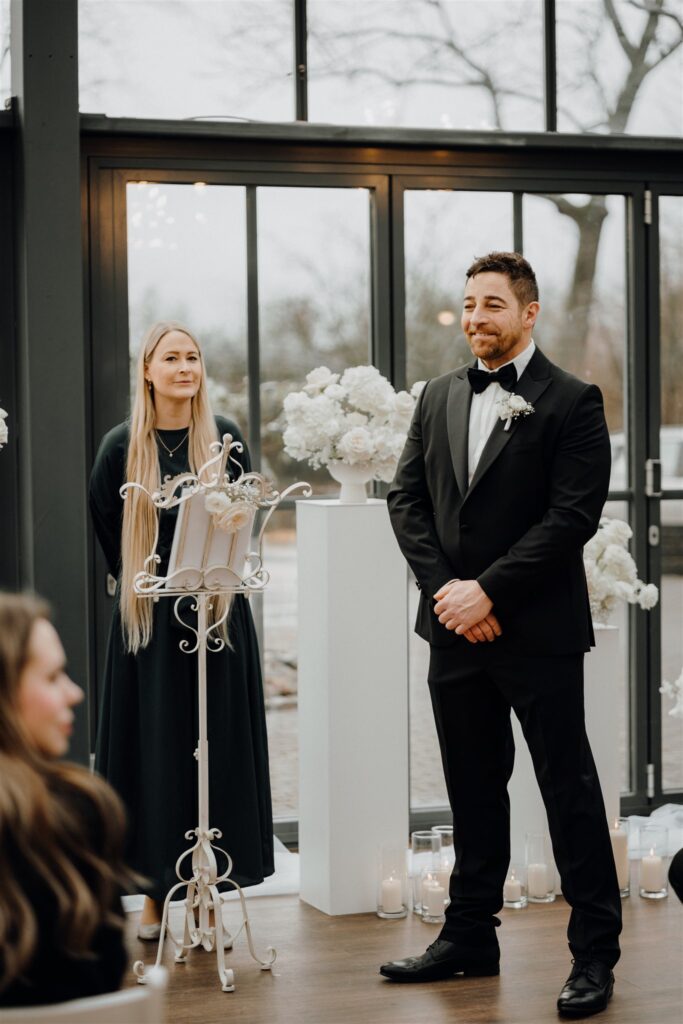 Bräutigam wartet am Altar auf seine Braut, Planung: von Aspern Weddings