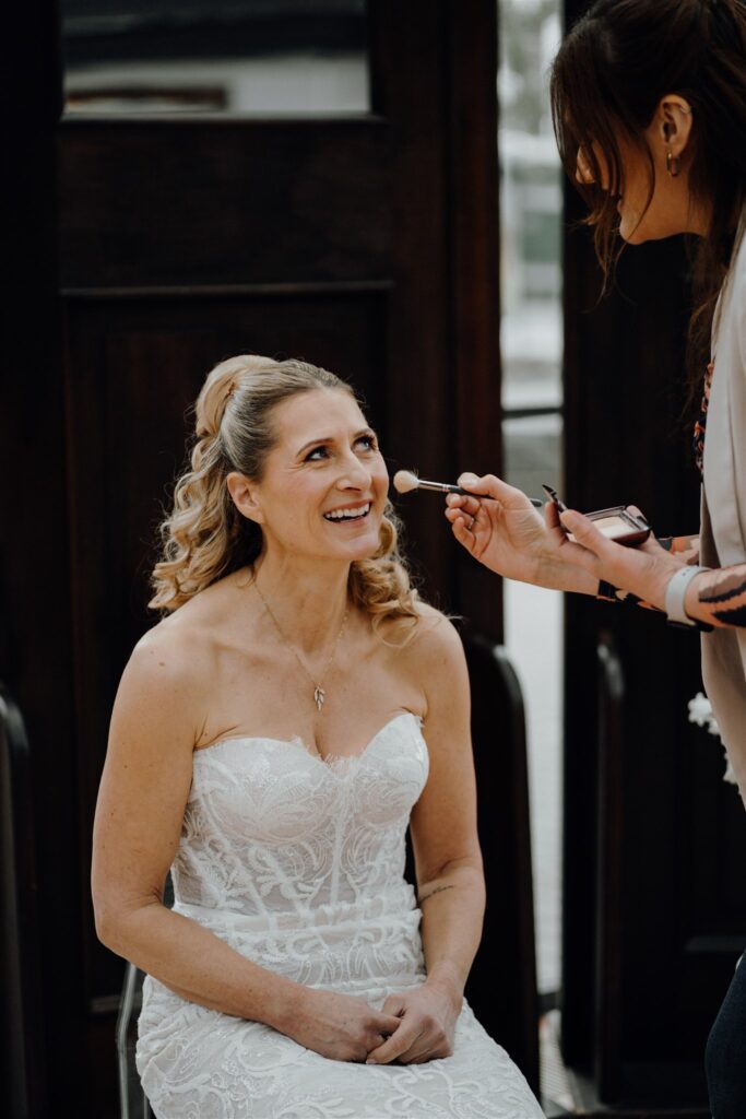 Braut Nadine lacht beim Styling von Caro Grüning, Planung: Sophia von Aspern