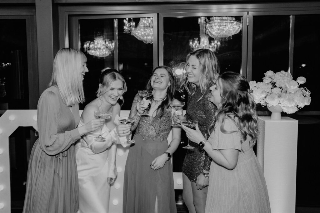 Brautjungfern und Braut lachen zusammen und haben Spaß, Planung: von Aspern Weddings