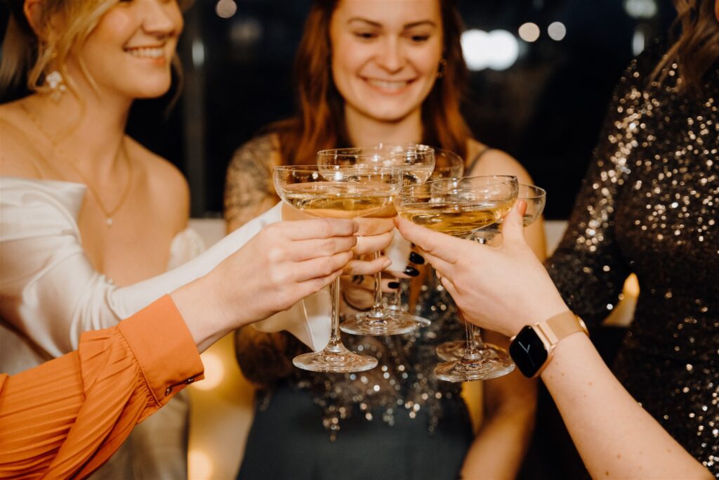 Gäste stoßen zusammen mit Braut an, Planung: Sophia von Aspern, Hochzeitsplanerin aus Lüneburg für Hamburg, Hannnover und Umgebung