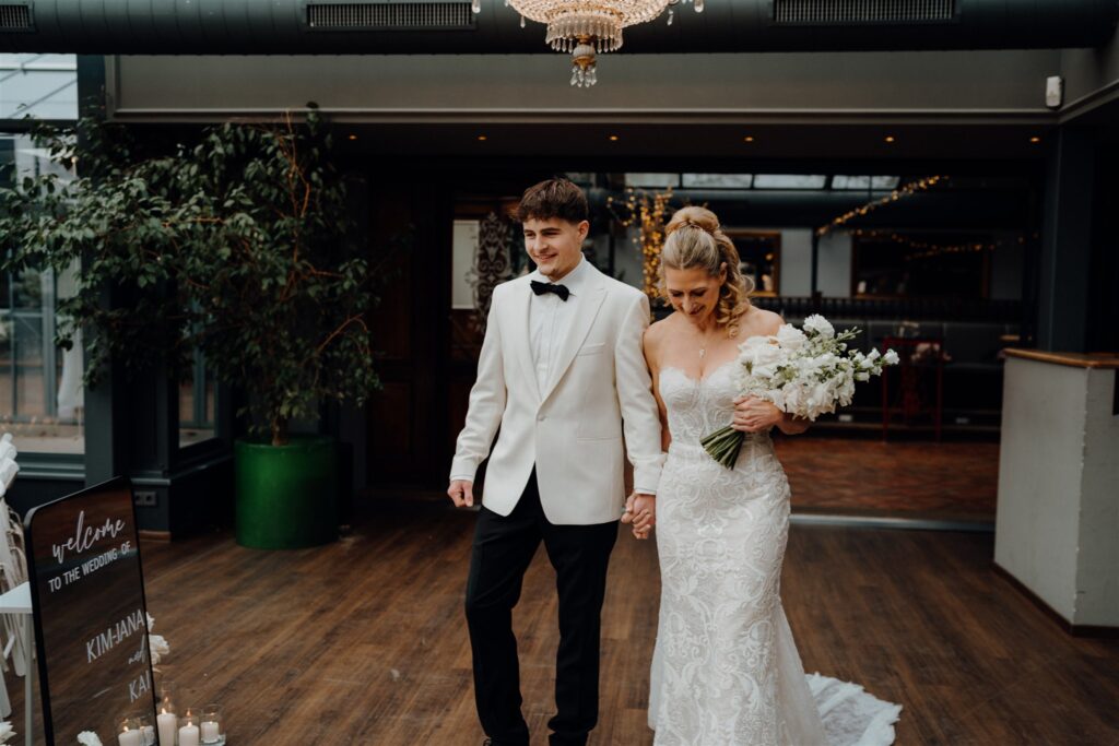 Die Braut wird mit Brautstrauß zum Altar von ihrem Sohn geführt, Planung: von Aspern Weddings