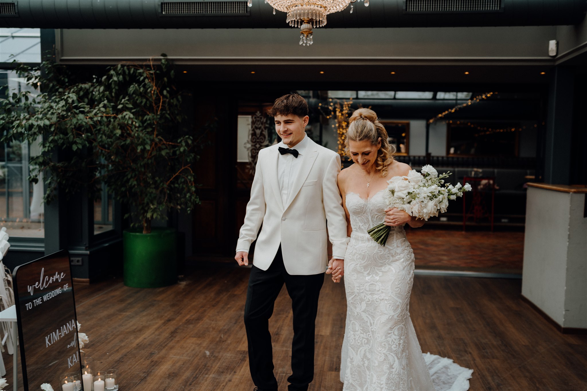 Die Braut wird mit Brautstrauß zum Altar von ihrem Sohn geführt, Planung: von Aspern Weddings