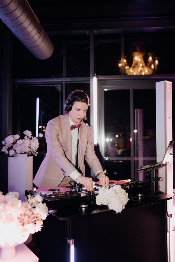 DJ Jojo aus Hannover macht musik hinter dem DJ-Pult, Planung: Von Aspern Weddings