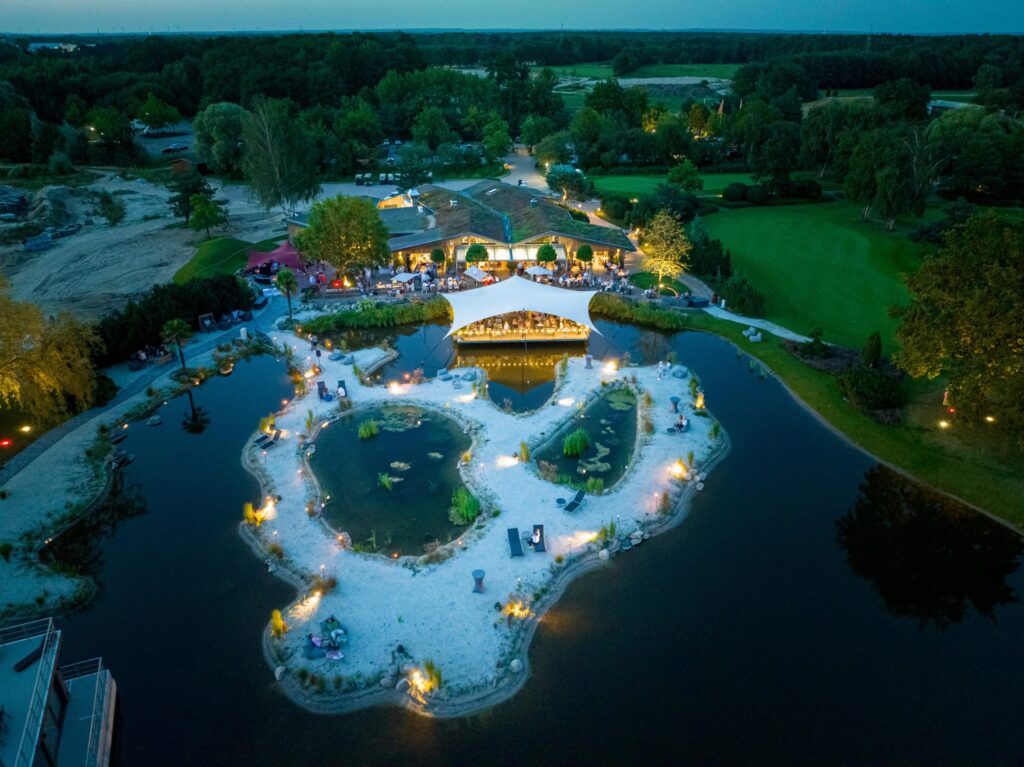 Überblick über das Beavers Restaurant und den See mit Blick auf den Sandstrand