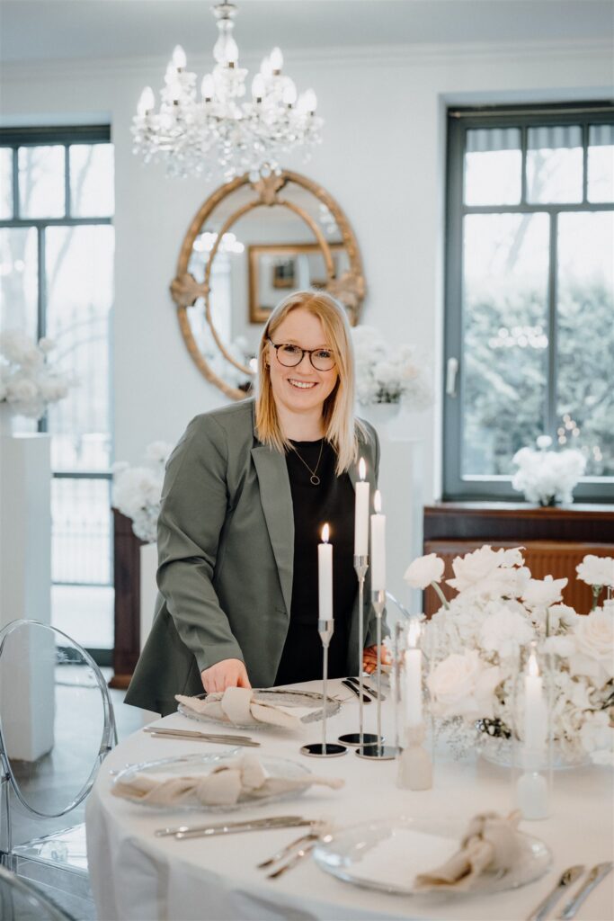 Hochzietsplanerin Sophia in der Glashütte Adendorf vor der Tischdekoration