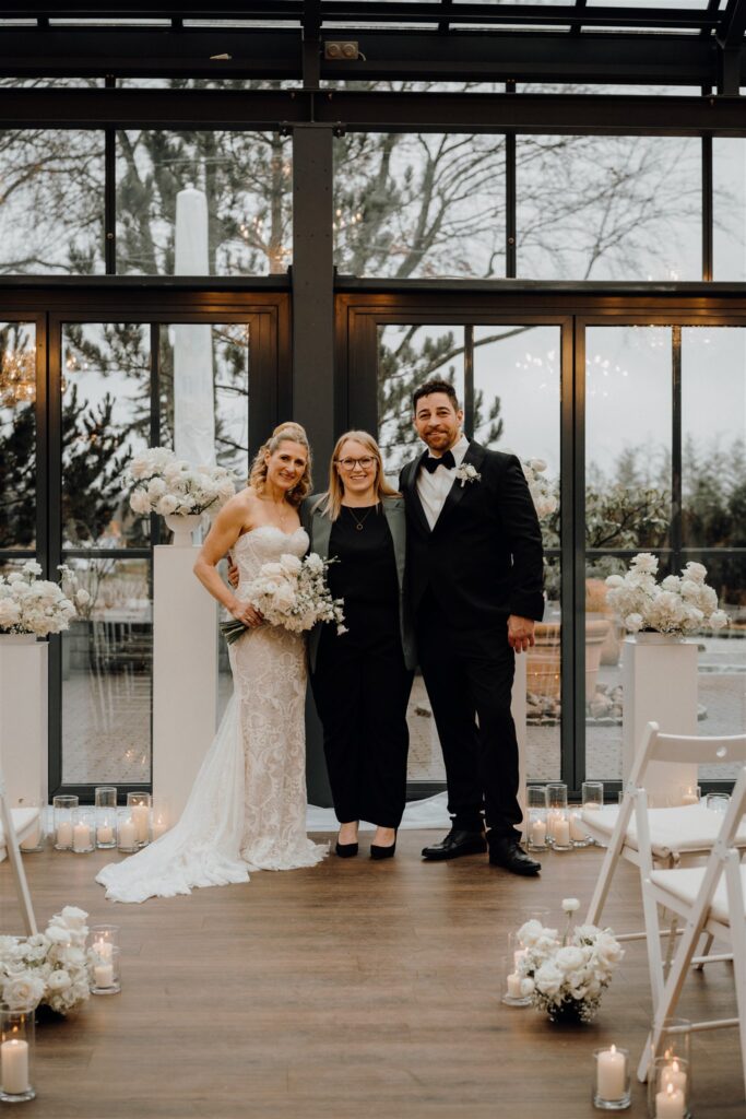 Hochzeitsplanerin Sophia von von Aspern Wedding steht zusammen mit ihrem Brautpaar in der Glashütte in Adendorf