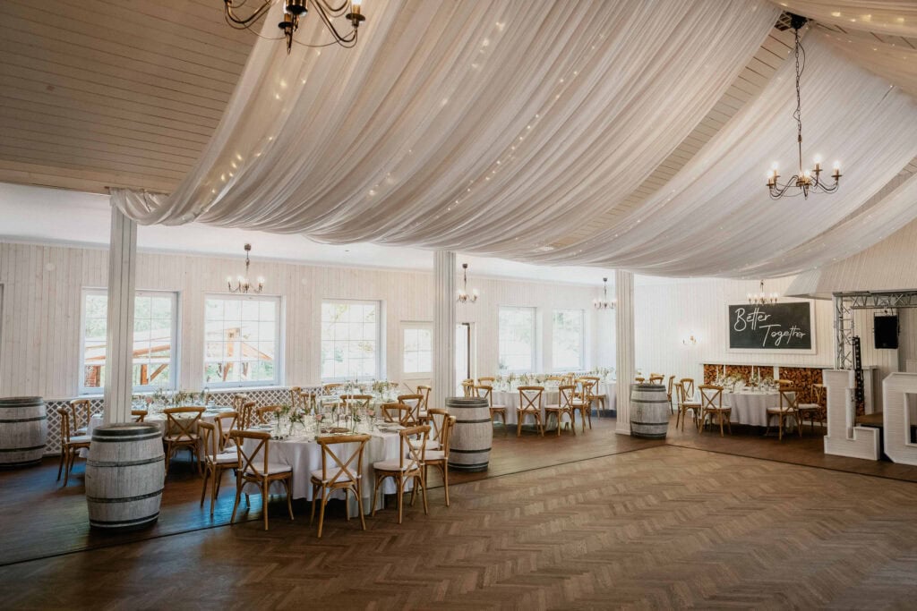 Dekorierter Festsaal des Landhaus Westerhofs - Hochzeitslocation, Wedding Planner Von Aspern Weddings