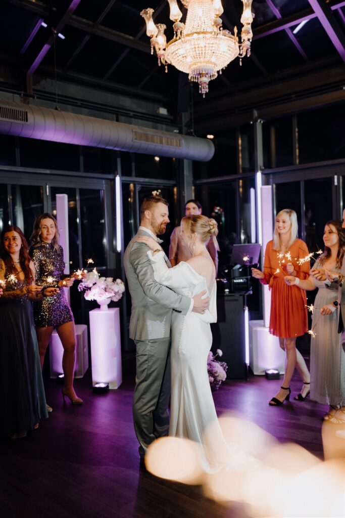 Brautpaar tanzt auf Tanzfläche und ist dabei im Hochzeitsbudget, Planung: Sophia von Aspern