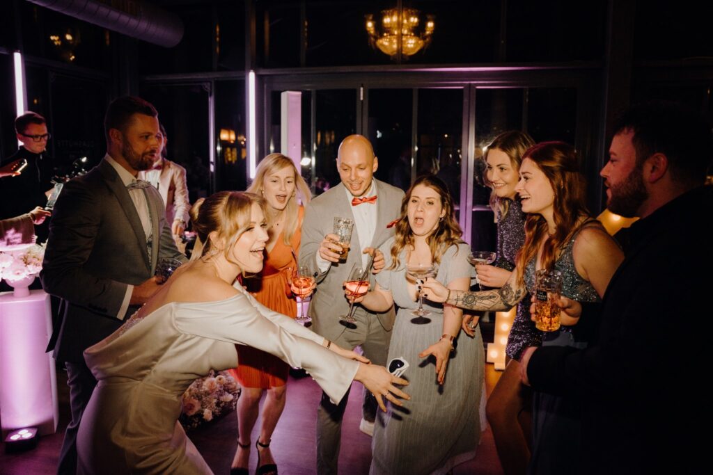 Die Gäste feiern zusammen mit der Braut in der Hochzeitslocation Glashütte, Planung: von Aspern Weddings