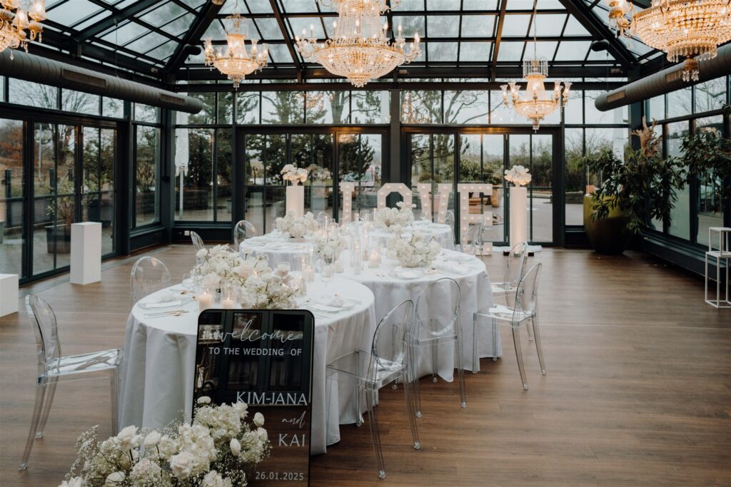 Tischsetup mit runden Tischen, die hintereinander angeordnet sind, Dekoration in weiß und gold, Dekorateur: Atelier Feingefühl, Planung: von Aspern Weddings