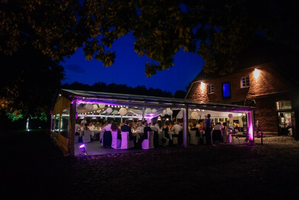 Glaspavillion auf dem Innenhof des Gut Thansen perfekt für Sommerhochzeiten