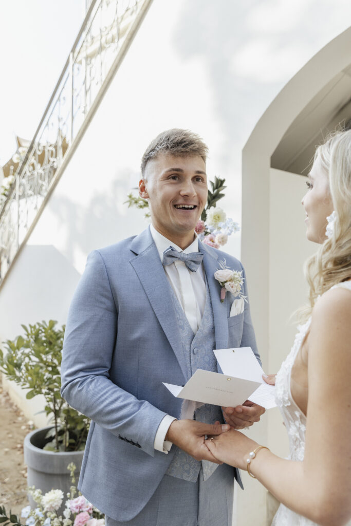 Bräutigam lacht beim Eheversprechen, Planung: von Aspern Weddings