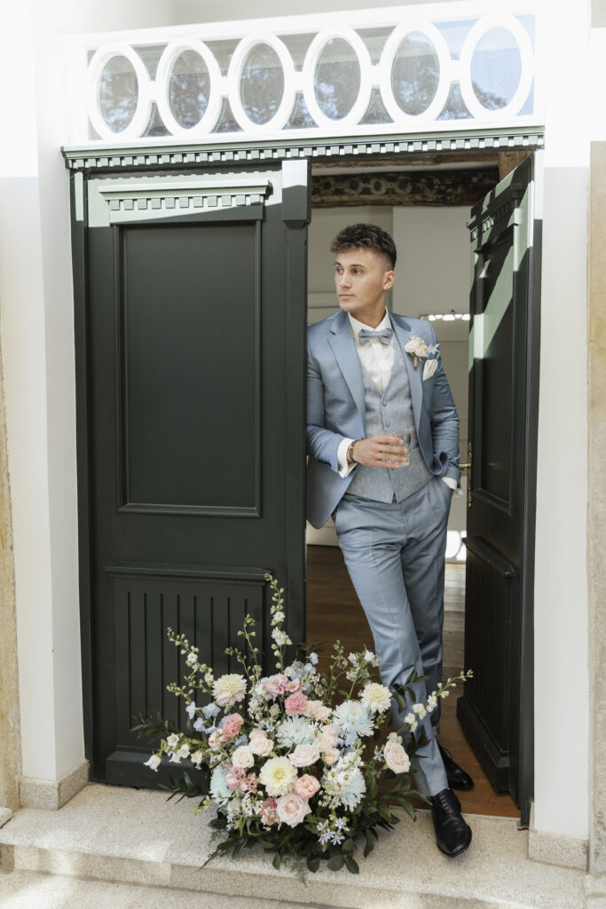 Bräutigam im Türrahmen, Planung: von Aspern Weddings