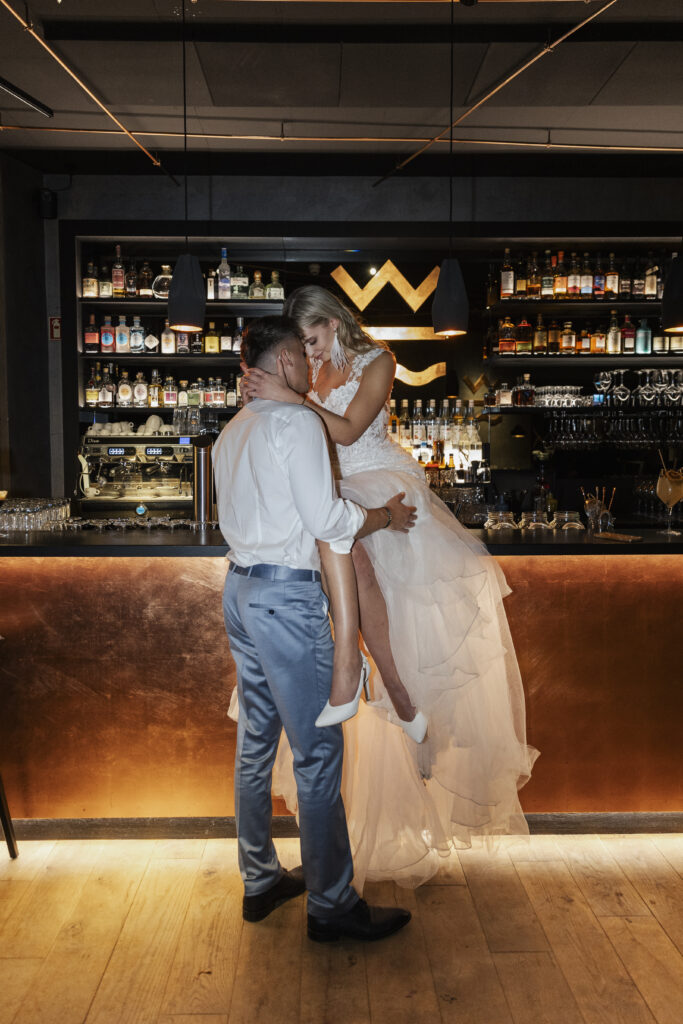 Brautpaar sitzt auf der Bar des Wyndberghotels, Planung: Sophia von Aspern