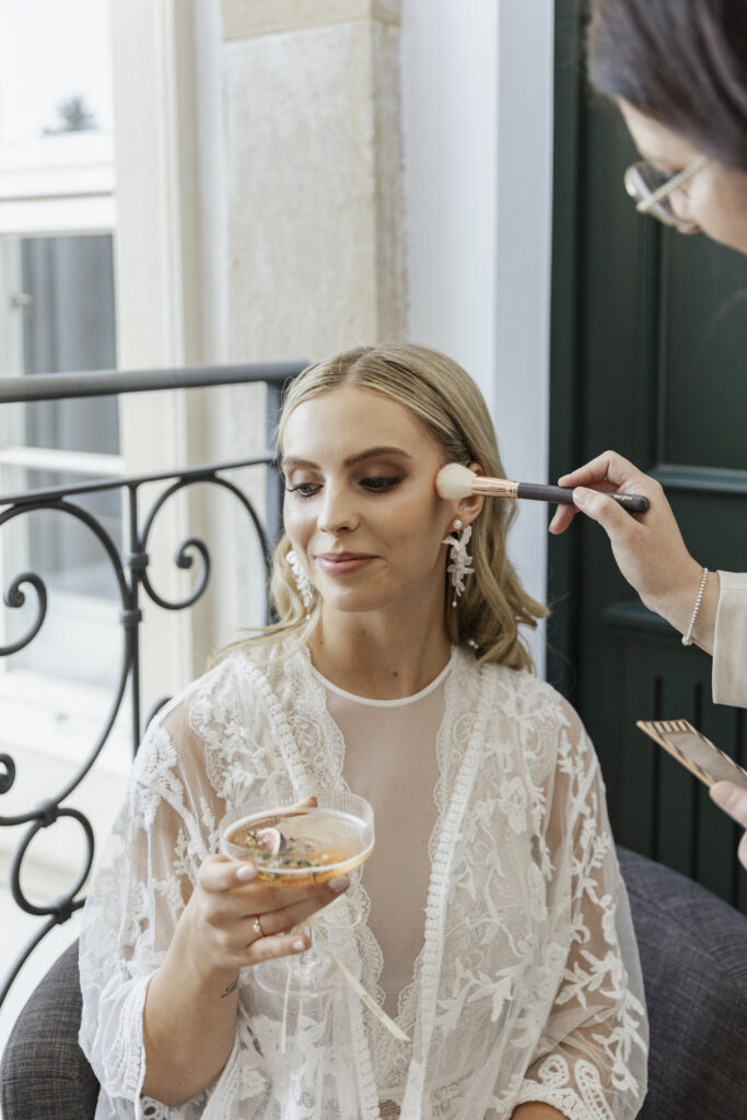 Braut wird von Lara Christin geschminkt, Planung: von Aspern Weddings