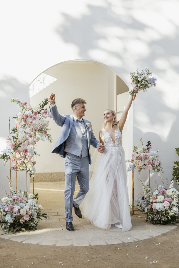 Brautpaar beim Auszug vom Trauungssetup, Planung: von Aspern Weddings