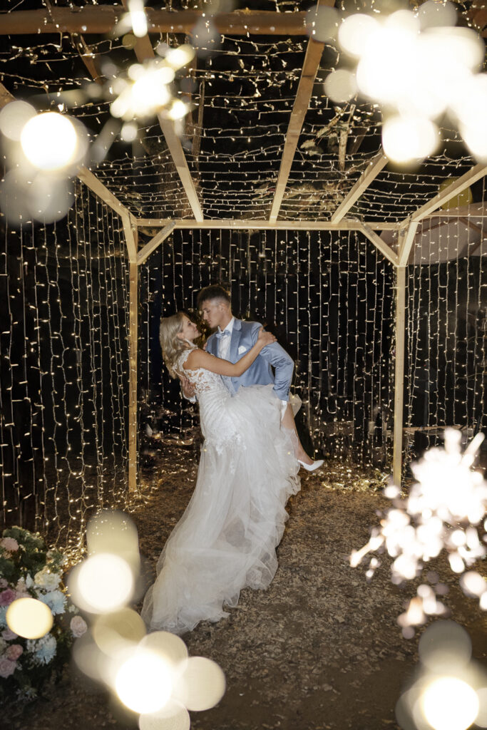 Brautpaar tanzt im Lichtertunnel, Planung: Sophia von Aspern, Hochzeitsplanerin für Hamburg, Hannover, Bremen und Lüneburg
