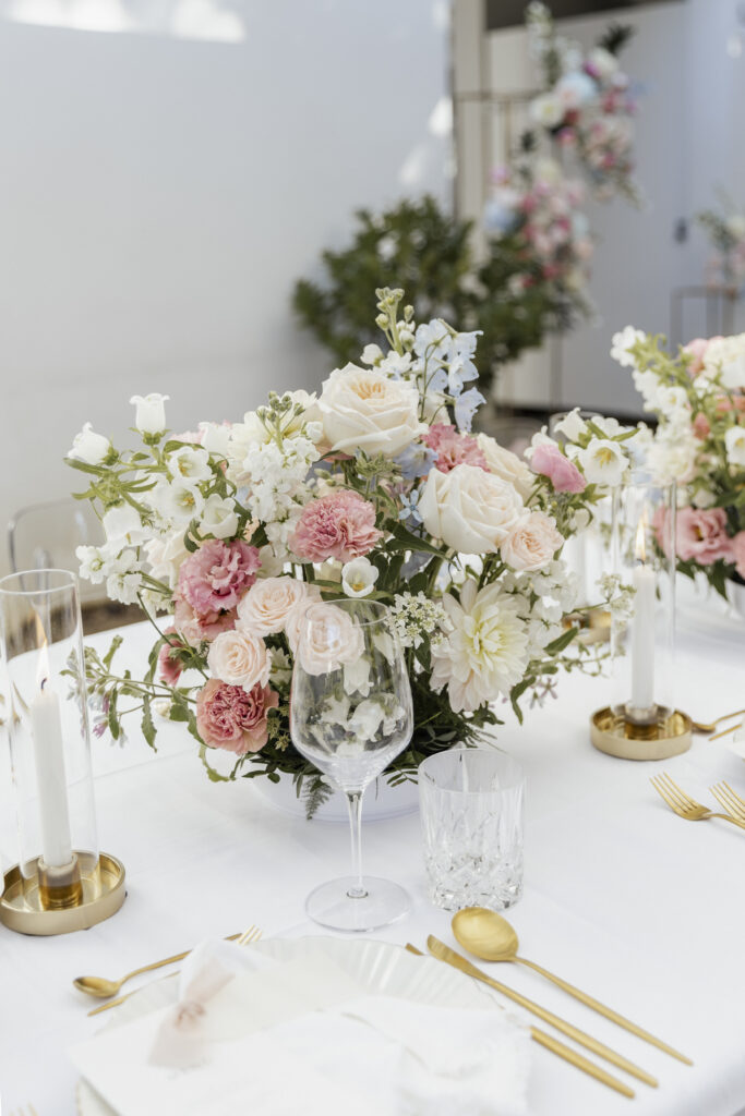 Blumengesteck auf dem Tischsetting, Planung von Aspern Weddings