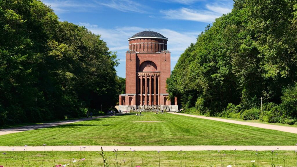 Standesamt: Planetarium Hamburg von Außen aus der Sicht des Stadtparks Hamburg