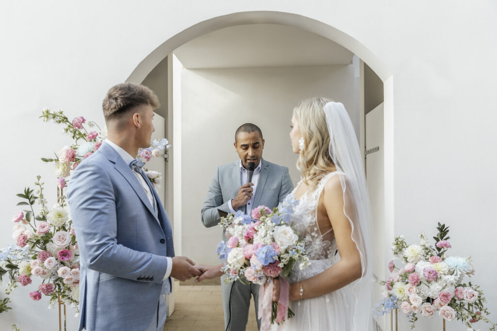 Brautpaar wird getraut von Trauredner David, Planung: von Aspern Weddings