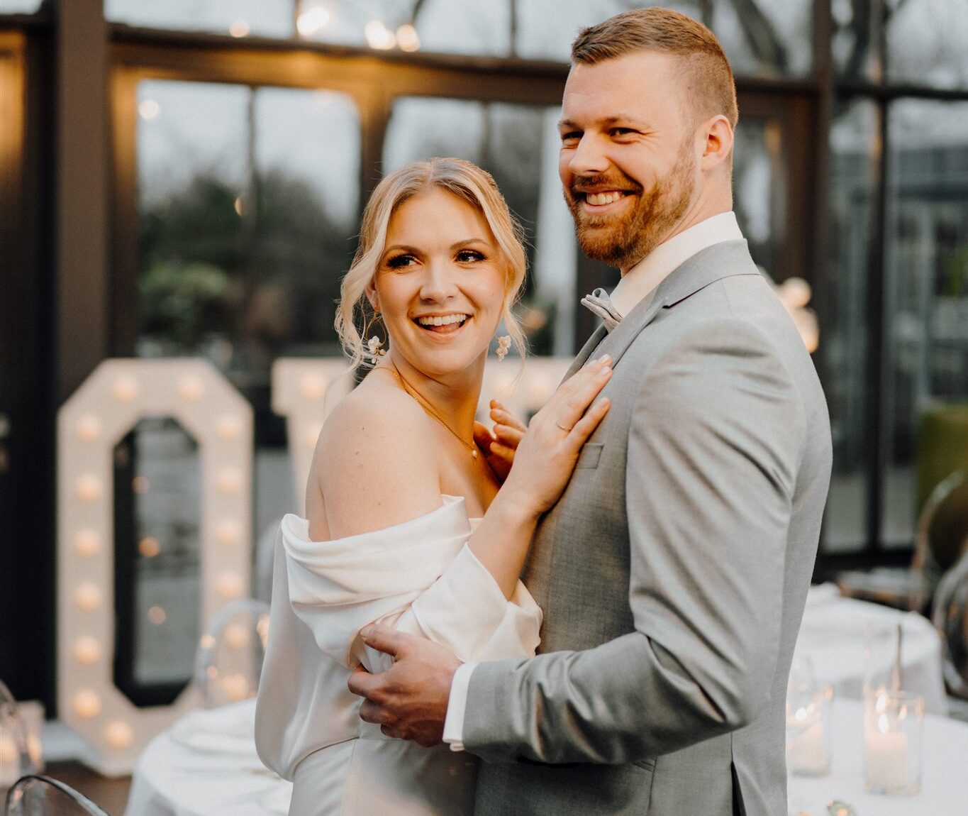 Braut und Bräutigam steht vor Tablesetting und hat sich im Arm, Planung: Sophia von Aspern, von Aspern Weddings, Lüneburg, Hamburg, Hannover, Bremen