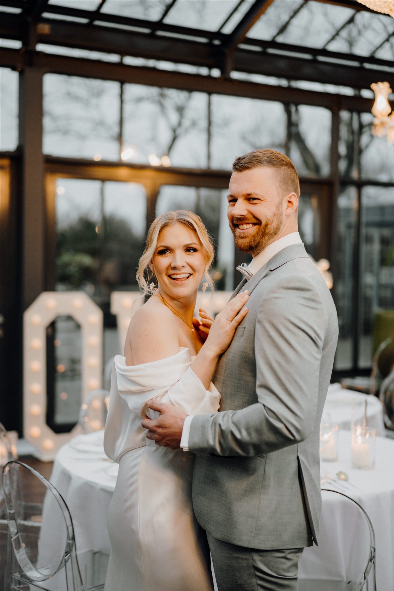 Braut und Bräutigam steht vor Tablesetting und hat sich im Arm, Planung: Sophia von Aspern, von Aspern Weddings, Lüneburg, Hamburg, Hannover, Bremen