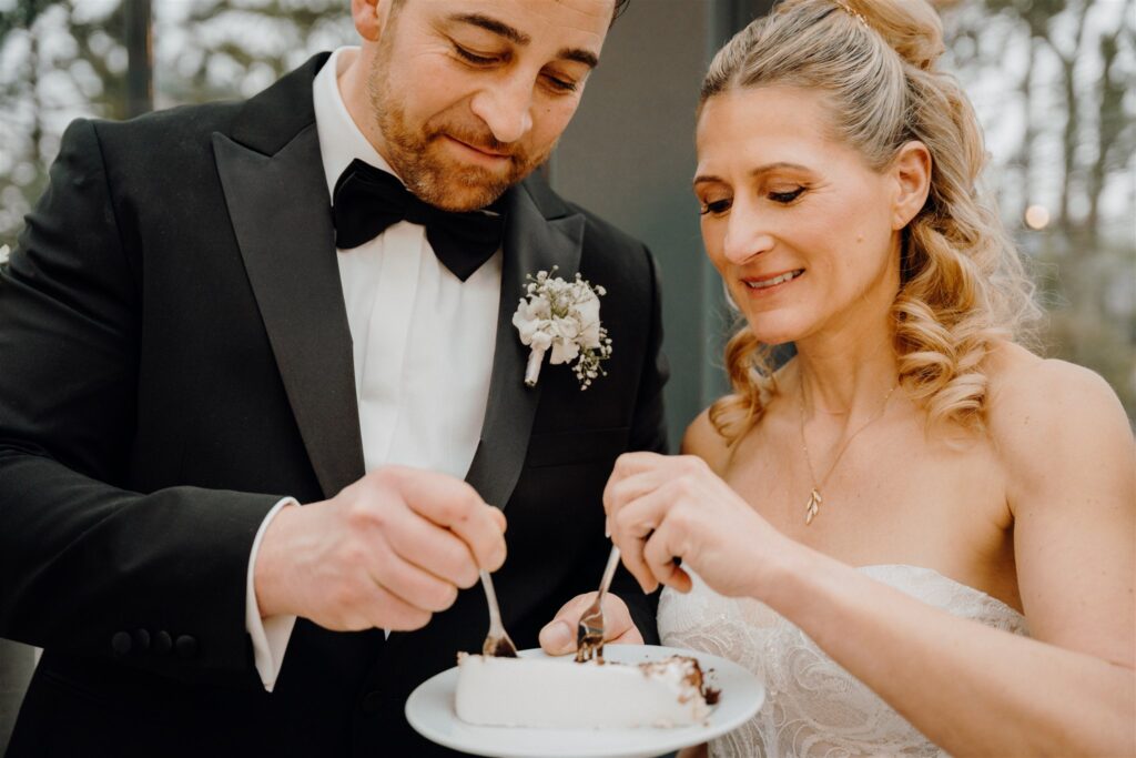 Brautpaar probiert ein Stück Hochzeitstorte, Planung: Sophia von Aspern, von Aspern Weddings, Lüneburg, Hamburg, Hannover, Bremen