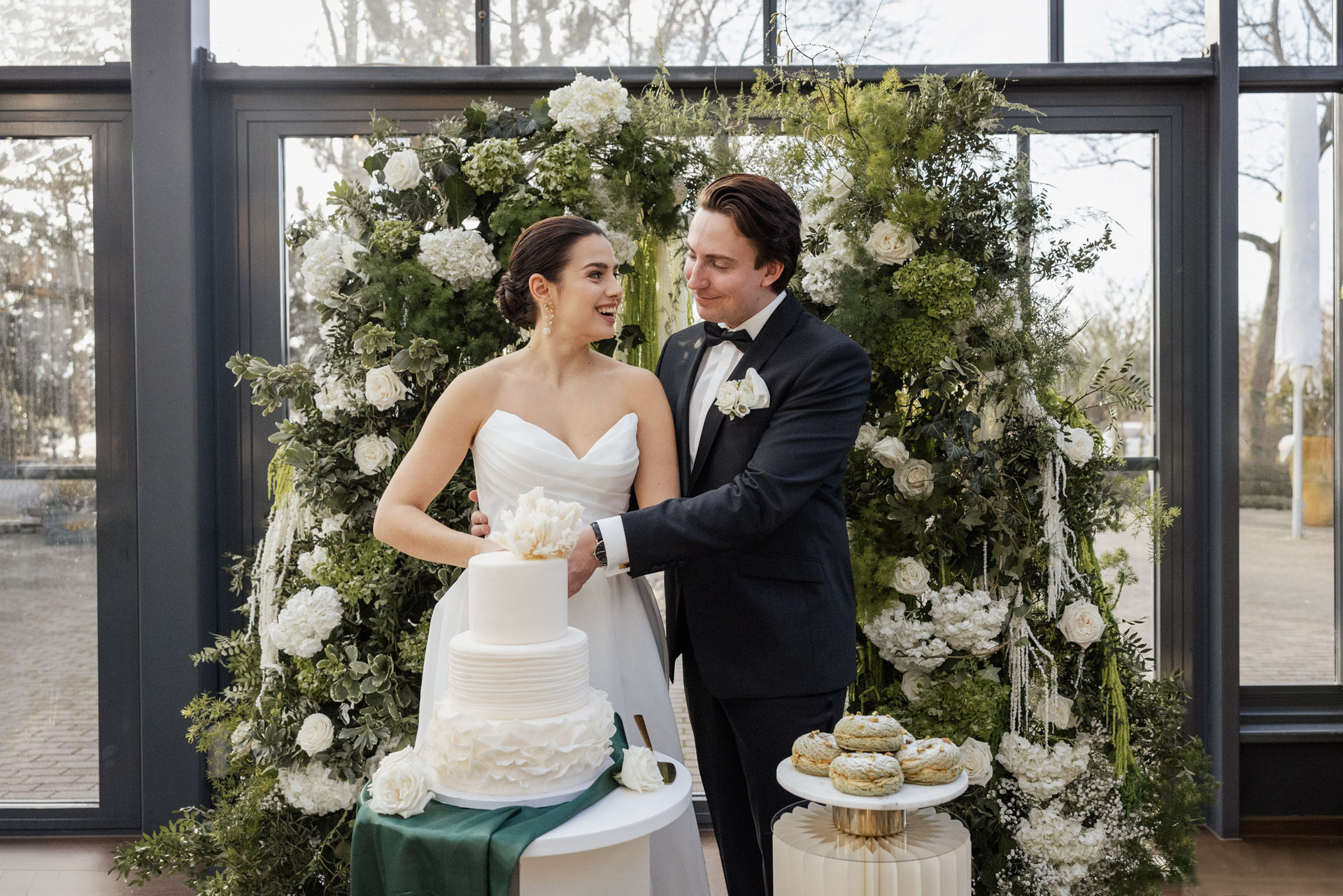 Brautpaar beim Anschneiden der Torte in der Hochzeitslocation Glashütte, Planung: Sophia von Aspern, von Aspern Weddings, Lüneburg, Hamburg, Hannover, Bremen