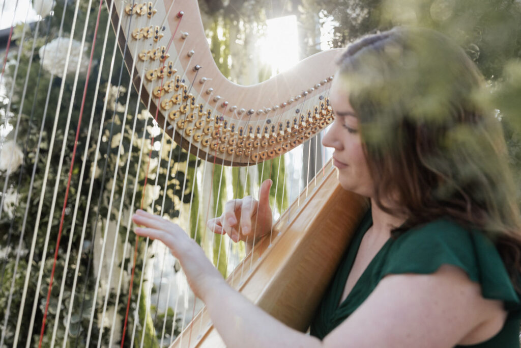 Harfinistin spielt die Harfe vor Traubogen, Planung: Sophia von Aspern, von Aspern Weddings, Lüneburg, Hamburg, Hannover, Bremen