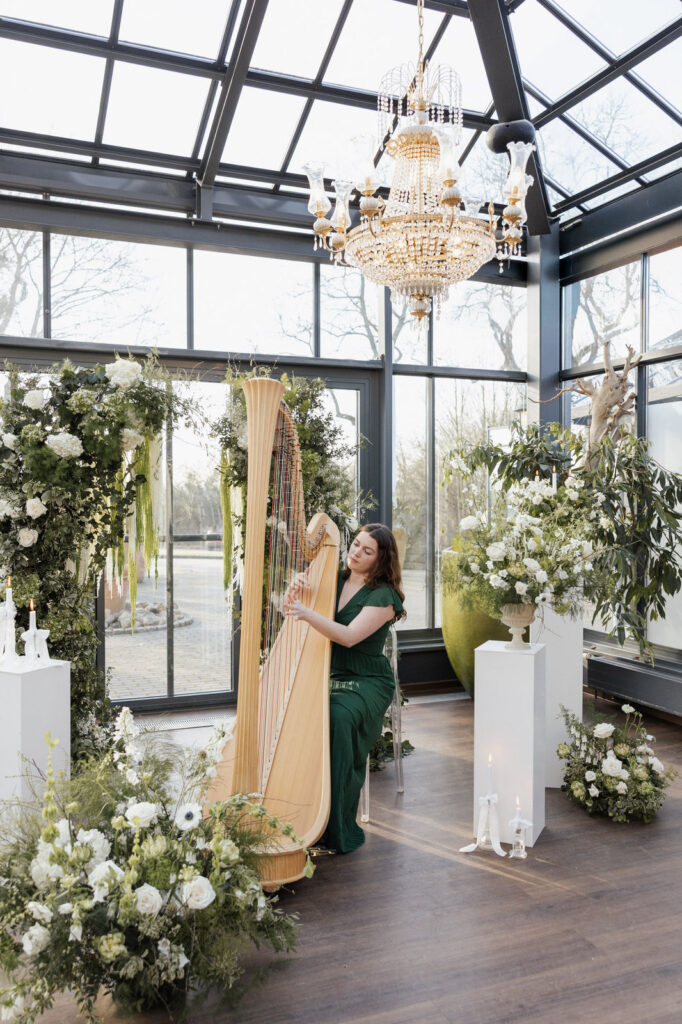 In der Hochzeitslocation Glashütte Adendorf wird die Harfe von der Harfinistin Ricci zwischen dem Traubogen gespielt, Planung: Sophia von Aspern, von Aspern Weddings, Lüneburg, Hamburg, Hannover, Bremen