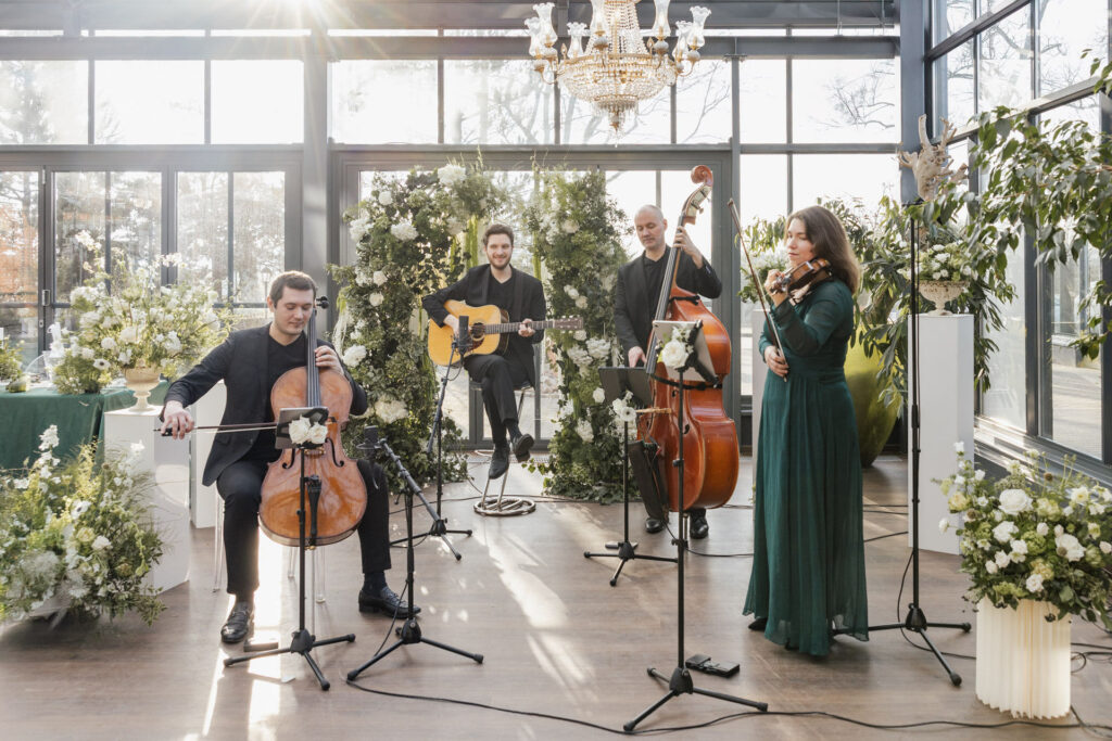 Das Hochzeitsquartett spielt in der Glashütte Adendorf zwischen dem Traubogen, Planung: Sophia von Aspern, von Aspern Weddings, Lüneburg, Hamburg, Hannover, Bremen