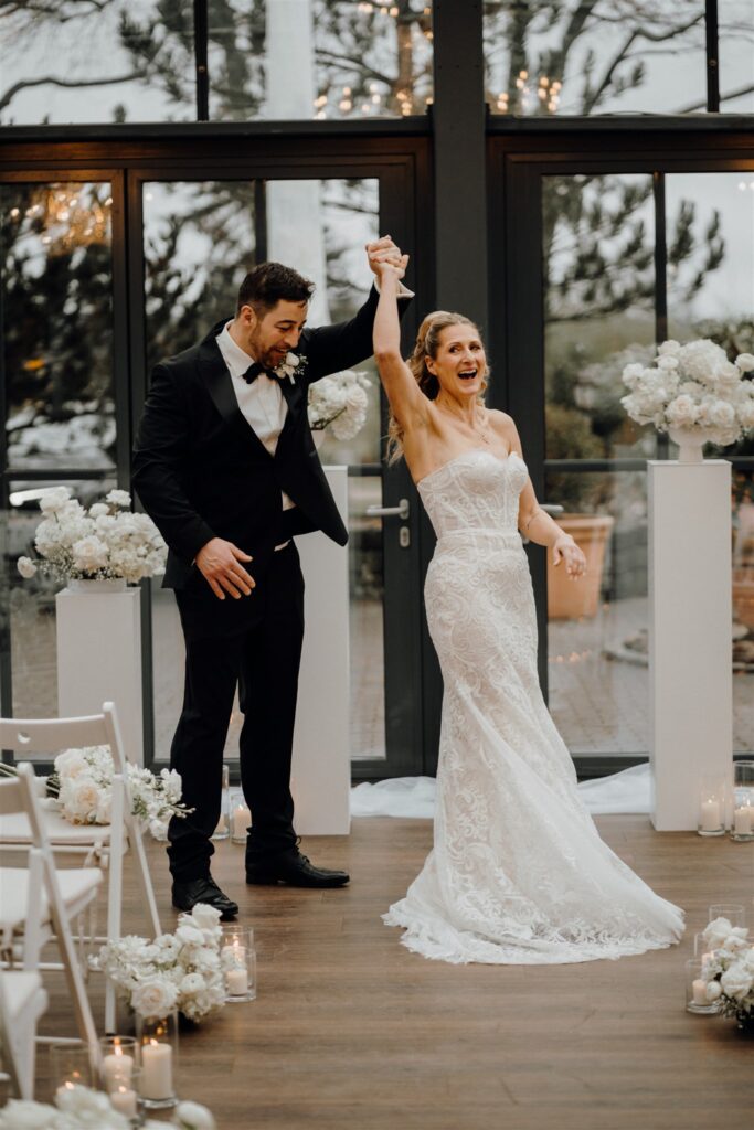 Brautpaar tanz vor Trauungssetup inmitten von Kerzen und Blumen, Planung: Sophia von Aspern, von Aspern Weddings, Lüneburg, Hamburg, Hannover, Bremen