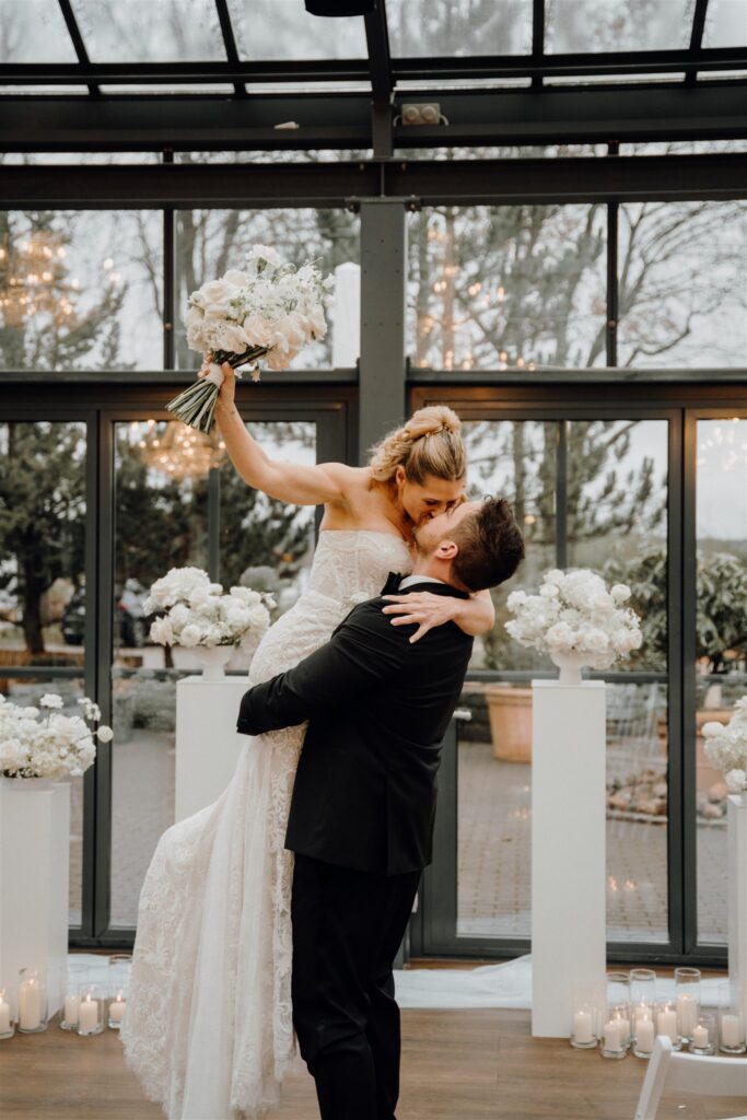 Braut wird von Bräutigam in die Luft gehoben zwischen dem Trauungssetup, Planung: Sophia von Aspern, von Aspern Weddings, Lüneburg, Hamburg, Hannover, Bremen