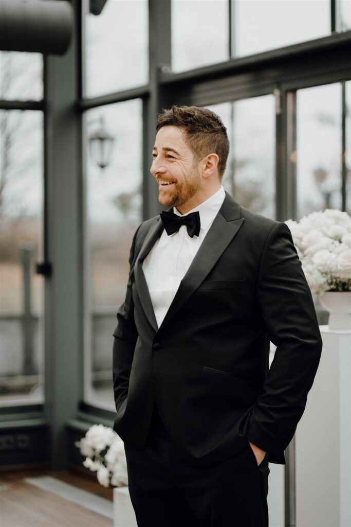 Bräutigam steht im Smoking vor Trauungssetup, Planung: Sophia von Aspern, von Aspern Weddings, Lüneburg, Hamburg, Hannover, Bremen