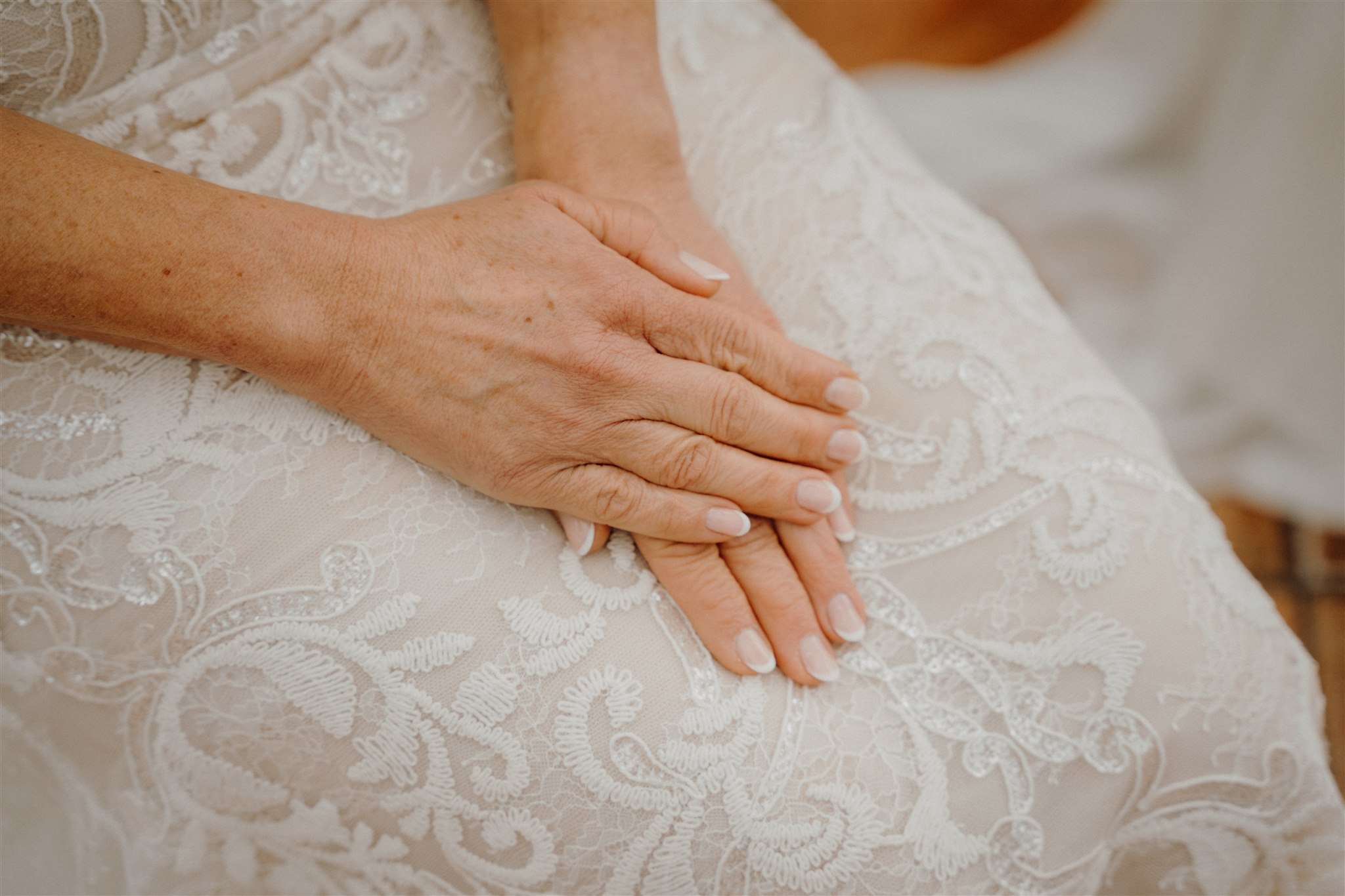 Braut und Bräutigam steht vor Tablesetting und hat sich im Arm, Planung: Sophia von Aspern, von Aspern Weddings, Lüneburg, Hamburg, Hannover, Bremen