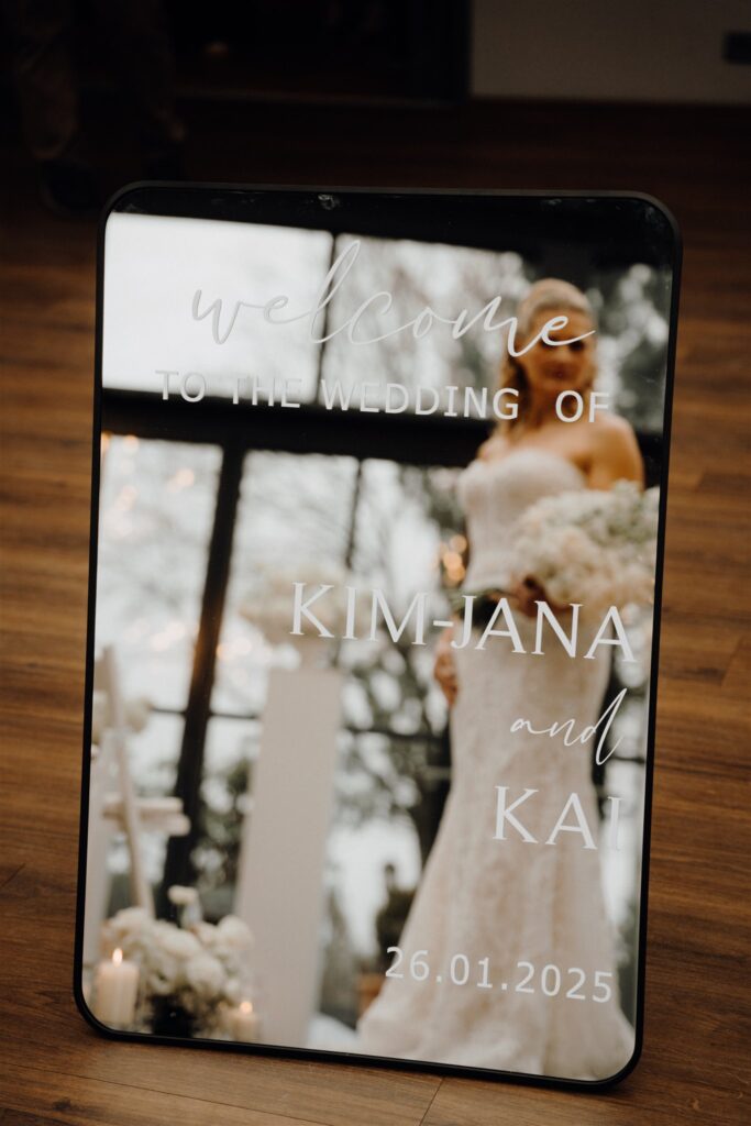 Braut mit Brautstrauß im Willkommensspiegel, Planung: Sophia von Aspern, von Aspern Weddings, Lüneburg, Hamburg, Hannover, Bremen