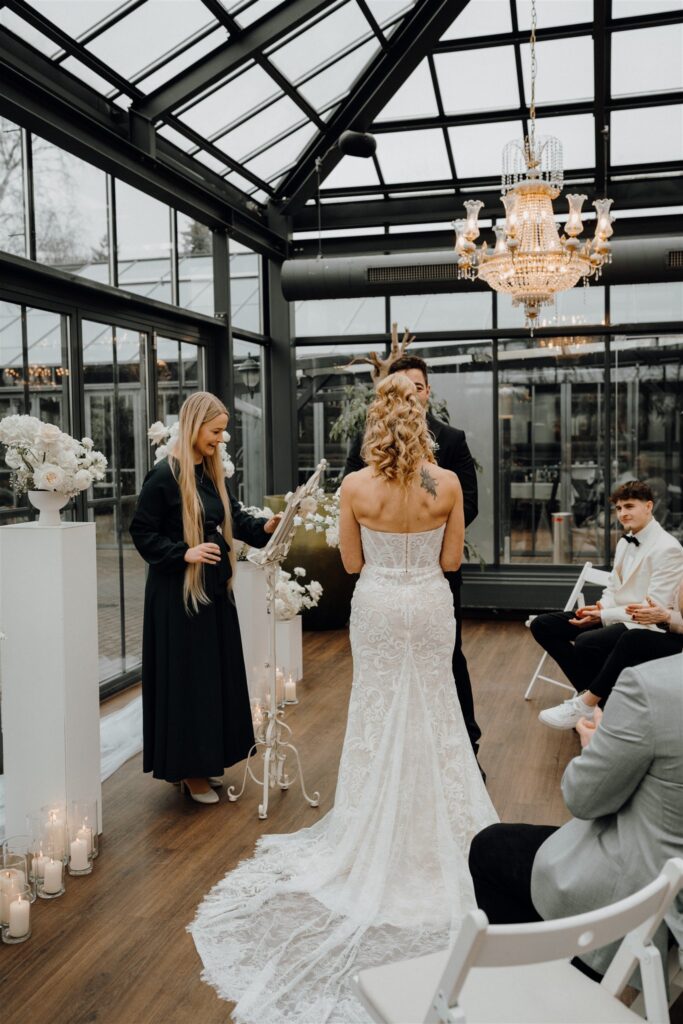 Braut und Bräutigam stehen bei Trauung vor Traurednerin, Planung: Sophia von Aspern, von Aspern Weddings, Lüneburg, Hamburg, Hannover, Bremen