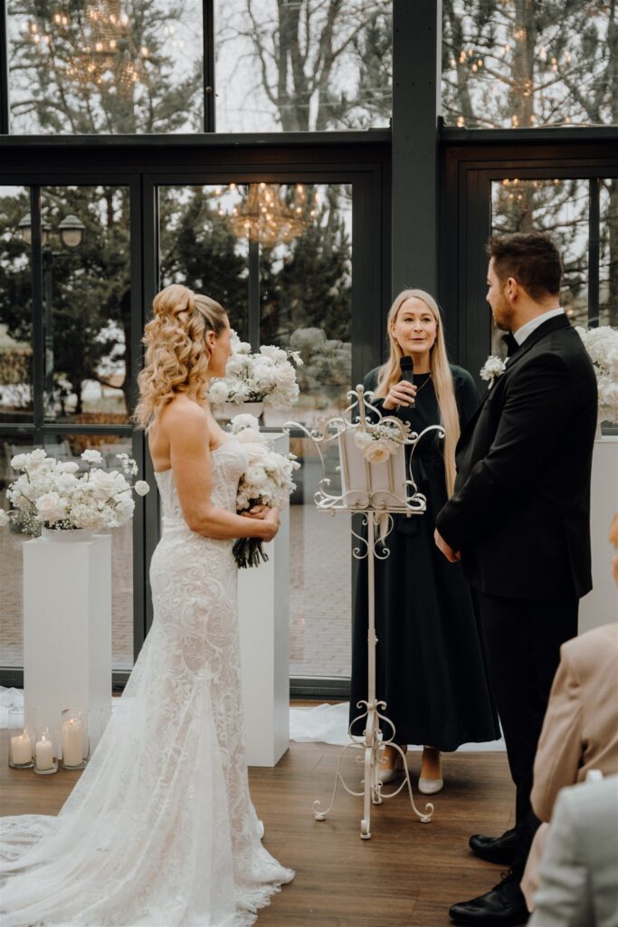 Traurednerin Lisa von Elbtrauwort hält die Hochzeitsrede, Brautpaar steht vor ihr, Planung: Sophia von Aspern, von Aspern Weddings, Lüneburg, Hamburg, Hannover, Bremen