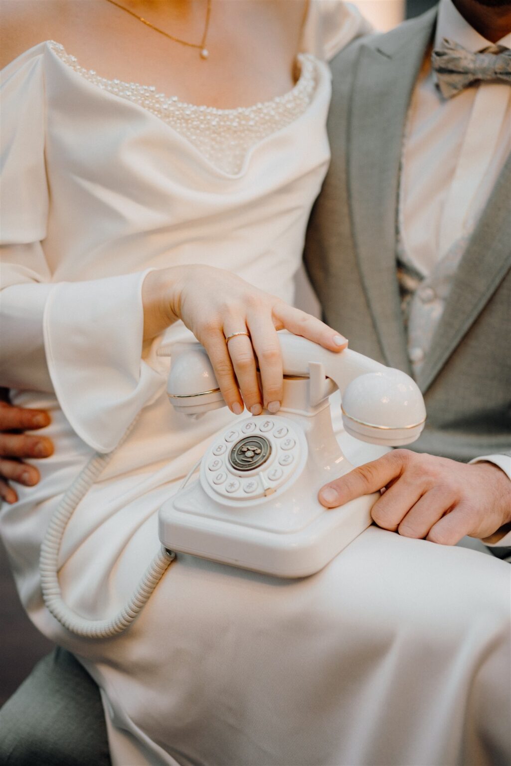 Gästetelefon ist auf dem Schoß der Braut, sie hat den Hörer in der Hand, Planung: Sophia von Aspern, von Aspern Weddings, Lüneburg, Hamburg, Hannover, Bremen