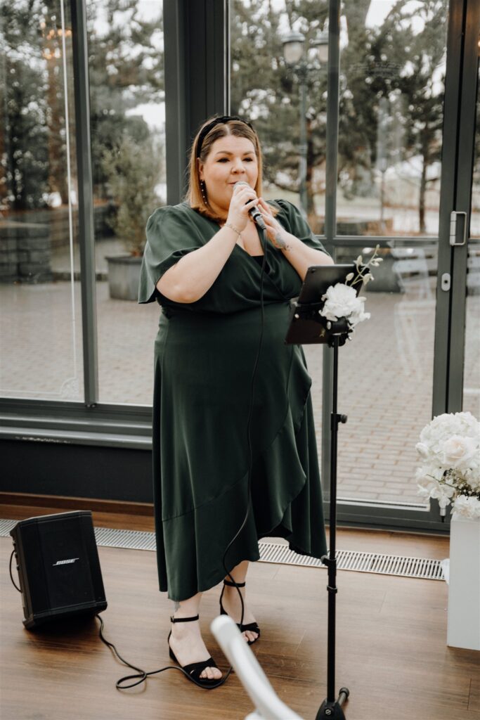 Hochzeitssängerin Vanessa Huss singt in der Hochzeitslocation Glashütte, Planung: Sophia von Aspern, von Aspern Weddings, Lüneburg, Hamburg, Hannover, Bremen
