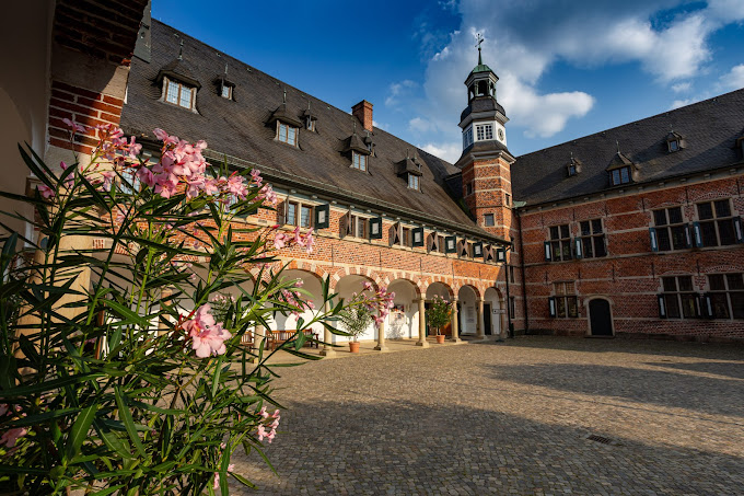 Hochzeitslocation: Schloss Reinbek bietet mit dem Restaurant Bringezu viele Möglichkeiten zu heiraten in Hamburg Reinbek
