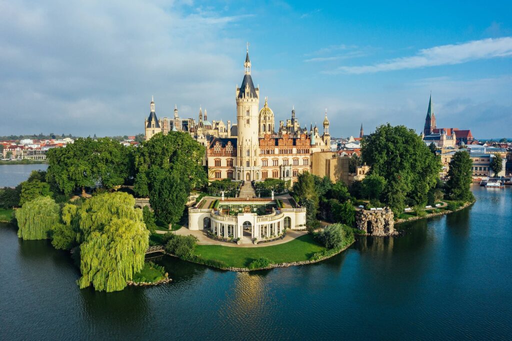 Das Schloss in Schwerin bietet die Möglichkeit dort standesamtlich zu heiraten und anschließend in der Orangerie zu heiraten