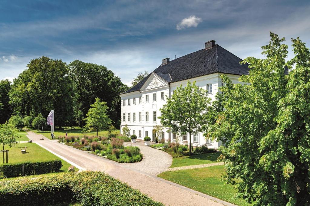 Die Hochzeitslocation Schlossgut Groß Schwansee liegt an der Ostsee zwischen Lübeck und Boltenhagen