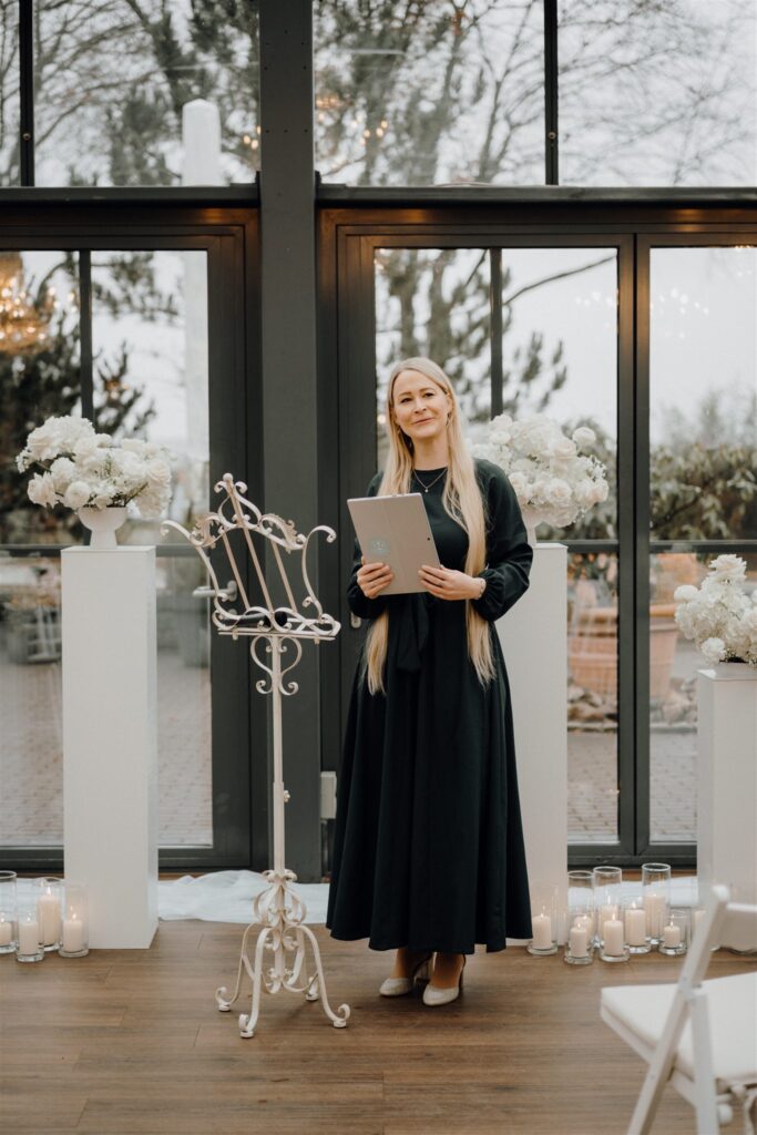 Traurednerin Lisa von Elbtrauwort steht zwischen Trauungssetup, Planung: Sophia von Aspern, von Aspern Weddings, Lüneburg, Hamburg, Hannover, Bremen
